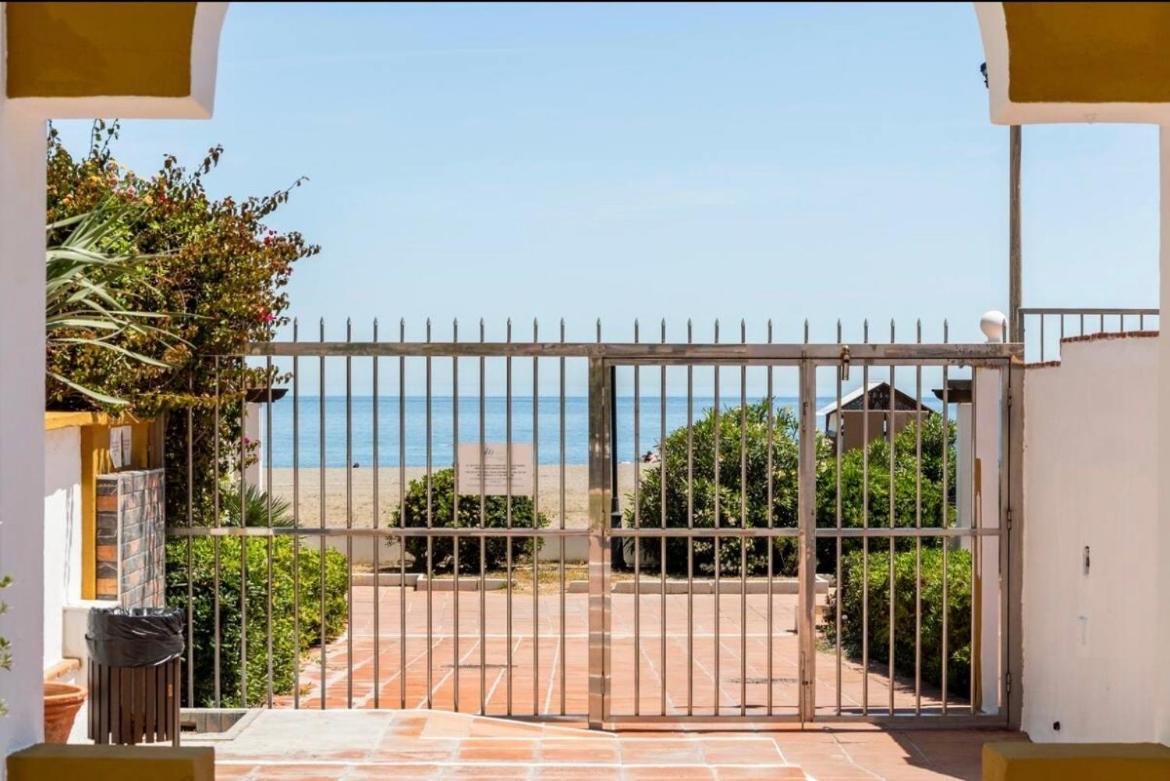 Personal y coqueto en primerísima línea de playa, en la Costa del Sol. Puerto De La Duquesa Castillo de Sabinillas Exterior foto